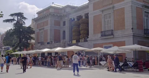 Prado Museum: Tourist Queue Video stock 249992264