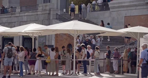 Prado Museum: Tourist Queue Video stock 249992375