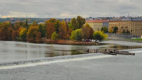 Prague Autumn River View in 4K Slow Motion Video Video stock 319035332