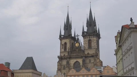 Prague castle with bird flying in the cloudy sky during afternoon in summer. Vídeos de archivo 110771935