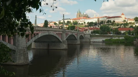 Prague Castle stands above Vltava River and historic Manes Bridge in summer Stockbeeldmateriaal 342018796