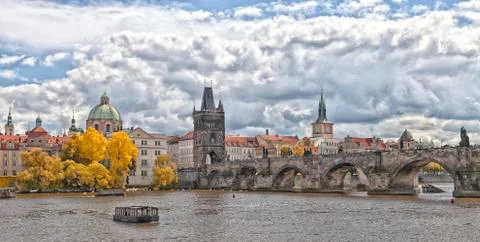 Prague charles bridge in fall Foto stock