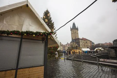 PRAGUE, CZ - DECEMBER 26, 2021: Closed traditional Christmas markets at Old T Stock-Fotos
