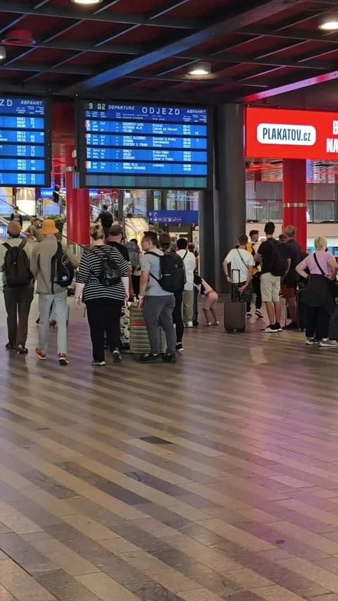 Prague, Czech Republic – August 23, 2026: Prague Railway Station Hall Travelers 스톡 동영상 343249385