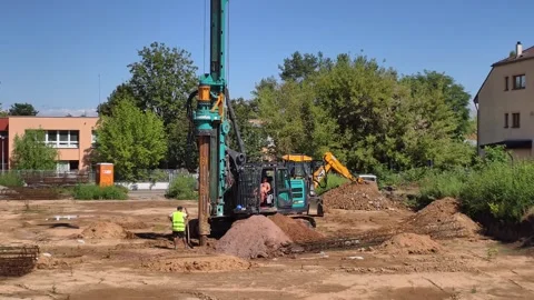 PRAGUE, CZECH REPUBLIC – AUGUST 24, 2026: Construction Workers Drilling Vídeo Stock 343401481