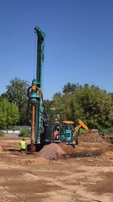 PRAGUE, CZECH REPUBLIC – AUGUST 24, 2026: Construction Workers Drilling 4K Vídeo Stock 343401525