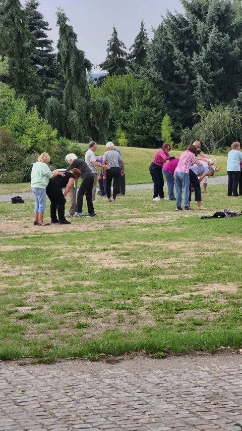 PRAGUE, CZECH REPUBLIC – AUGUST 26, 2026: People exercise together outdoors 4K 스톡 동영상 343656561