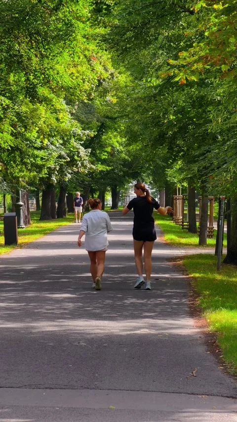 PRAGUE, CZECH REPUBLIC – AUGUST 28, 2026: Two women walk together 4K footage Vídeo Stock 343925455