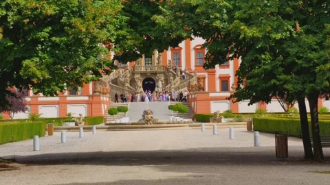 PRAGUE, CZECH REPUBLIC – AUGUST 28, 2026: Wedding guests near Troja Palace Stock-Footage 343925652