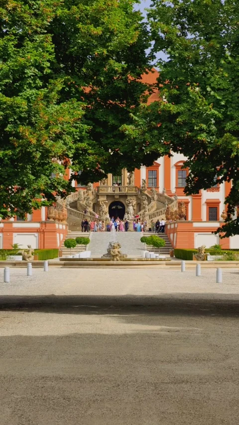 PRAGUE, CZECH REPUBLIC – AUGUST 28, 2026: Wedding guests near Troja Palace Vídeo Stock 343925664