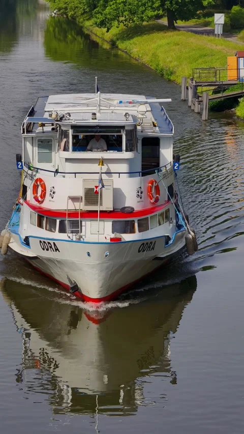 PRAGUE, CZECH REPUBLIC – AUGUST 28, 2026: River Boat Departure Vertical 4K 스톡 동영상 343926144