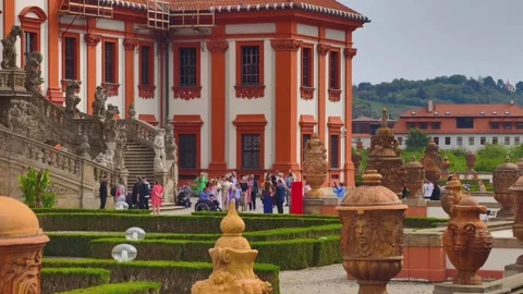 PRAGUE, CZECH REPUBLIC – AUGUST 28, 2026: Wedding guests near Troja Palace Video stock 343926558