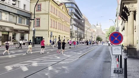 Prague, Czech Republic – May 3, 2026: Prague Marathon runners on city streets Stock-Footage 333974673