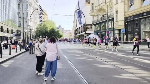 Prague, Czech Republic – May 3, 2026: Prague Marathon runners on city streets Vidéo 333974680