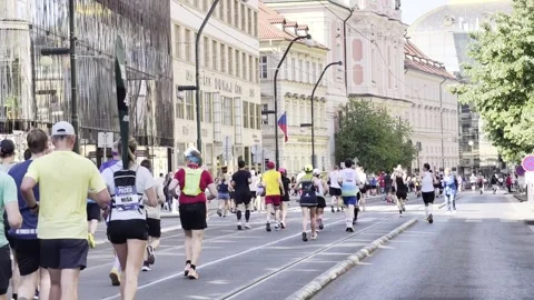 Prague, Czech Republic – May 3, 2026: Prague Marathon runners on city streets Vidéo 333974681