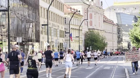 Prague, Czech Republic – May 3, 2026: Prague Marathon runners on city streets Vidéo 333974725