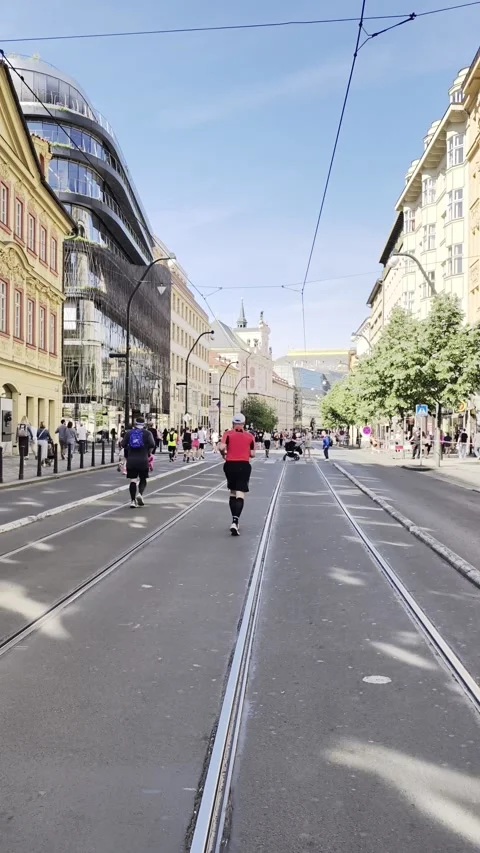 Prague, Czech Republic – May 3, 2026: Marathon Runners 4K Vertical Video Vídeos de archivo 333974768