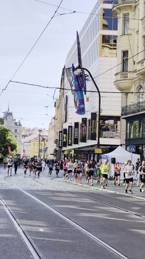 Prague, Czech Republic – May 3, 2026: Marathon Runners Vertical Footage 4K Vídeos de archivo 333974804