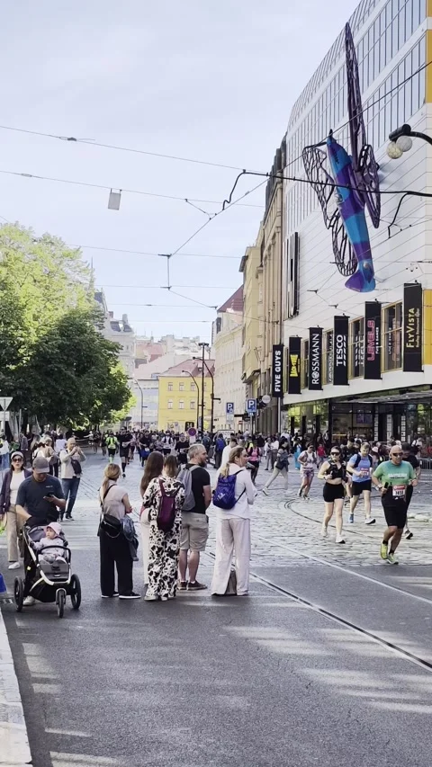 Prague, Czech Republic – May 3, 2026: Marathon Runners Vertical 4K Dolby Видео 333974858