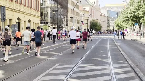 Prague, Czech Republic – May 3, 2026: Prague Marathon runners on city streets Vidéo 333974870