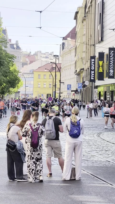 Prague, Czech Republic – May 3, 2026: Marathon Runners Vertical 4K Video HDR Vídeos de archivo 333974890