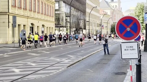 Prague, Czech Republic – May 3, 2026: Prague Marathon runners on city streets Vidéo 333974897