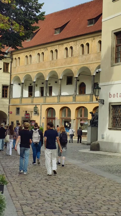 PRAGUE, CZECH REPUBLIC – SEPTEMBER 1, 2026: Tourists in Historic Old Town 4K 스톡 동영상 344331047