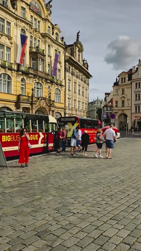 PRAGUE, CZECH REPUBLIC – SEPTEMBER 1, 2026: Prague Sightseeing Bus 4K Vertical 動画素材 344331282