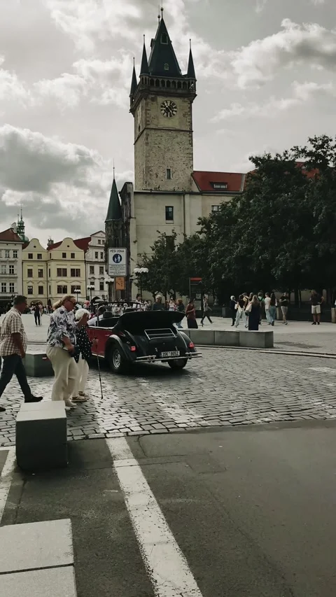 PRAGUE, CZECH REPUBLIC – SEPTEMBER 1, 2026: Vintage Car in Old Town 4K Vídeo Stock 344331484