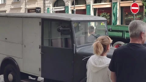 PRAGUE, CZECH REPUBLIC – SEPTEMBER 1, 2026: Film crew shooting a movie 4K video Vídeos de archivo 344331735