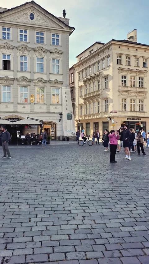 Prague, Czech Republic – September 29, 2026: Cyclists ride Old Town Square Vídeo Stock 346704608