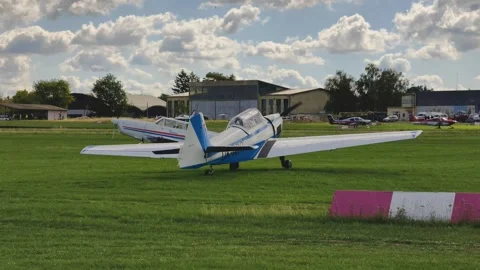 Prague, Czech Republic – September 5, 2026: Aircraft Preparing for Takeoff 4K Vidéo 345063995