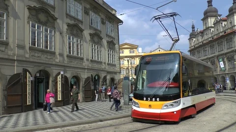 Prague. On Malostranske Square. Video stock 101360561
