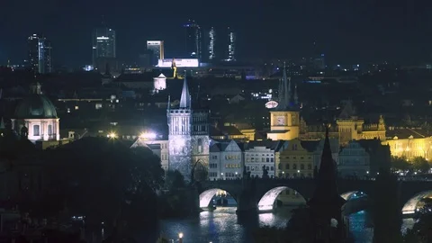 Prague At Night - View On Famous Charles bridge (Karluv Most) in the center of P Vidéo 80950738