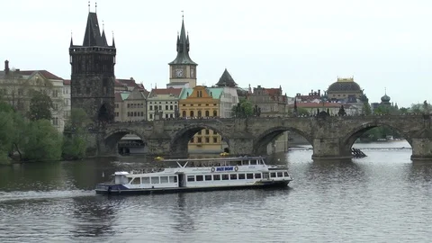 Prague. Ship. The Charles Bridge. Video stock 101312409