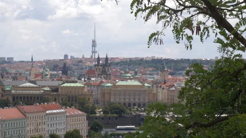 Prague skyline from behind some trees on a sunny day Vídeos de archivo 284803489
