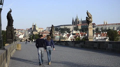 Prague, walking on charles bridge, backlight 库存影片 32974890