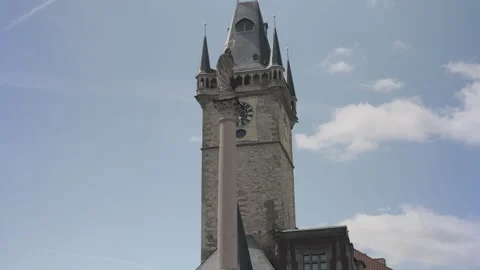 Prague's old town hall tower and astronomical clock with marian column Vídeos de archivo 334107211