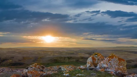 Prairie with huge stones at the dramatic sunset Vídeo Stock 331427458