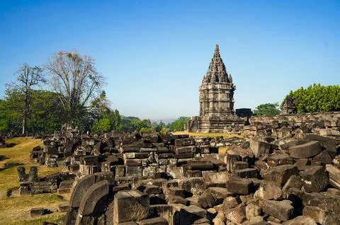 Prambanan Temple tower rises beyond extensive stone ruins Stock-Fotos