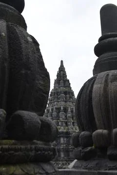 Prambanan Tower Framed Between Large Ornaments Yogyakarta Indonesia Februar.. Foto stock