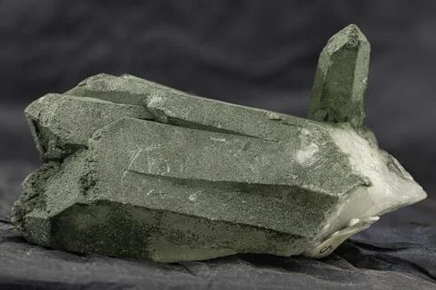 Prasio Quartz Close-Up on Dark Background, Highlighting its Unique Green Hue Foto stock