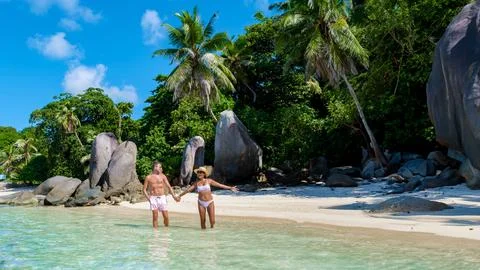 Praslin Seychelles tropical island with withe beaches and palm trees, couple men Foto stock