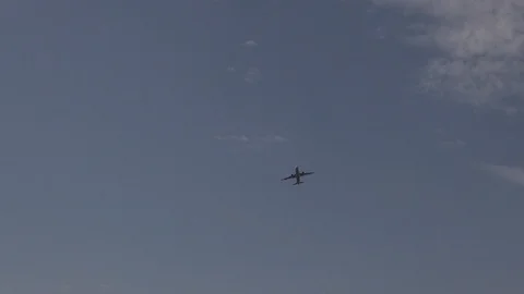 Prat plane avion below encima zoom 1 Vídeos de archivo 107186326