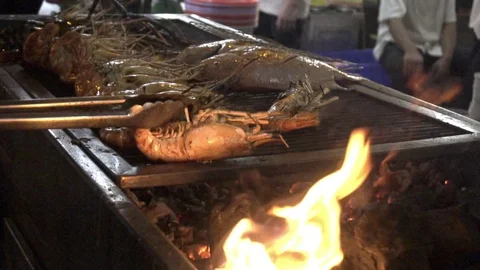 Prawn cooking over an open flame in Ho Chi Minh 스톡 동영상 81414832