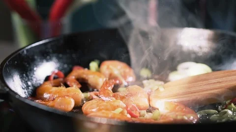 Prawns are fried in a pan, slow motion. Video stock 126903399