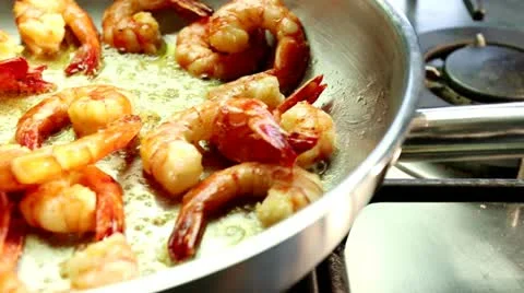 Prawns being fried in a pan Video stock 24673336