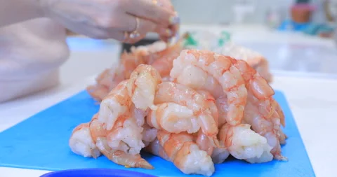 Prawns clean in the kitchen Video stock 145934132