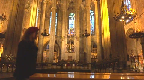 Pray at barcelona cathedral Vídeos de archivo 35570267