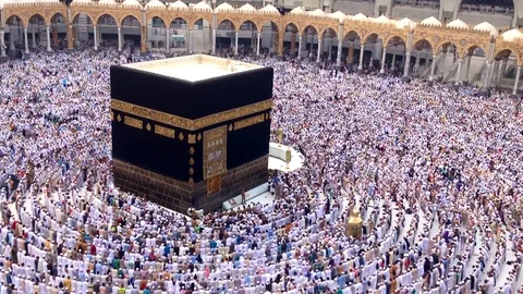 Pray at holy kaaba hd Stock Footage 93555365